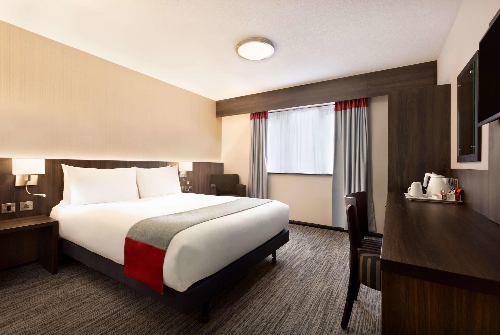 Ramada By Wyndham Cobham Hotel Екстериор снимка