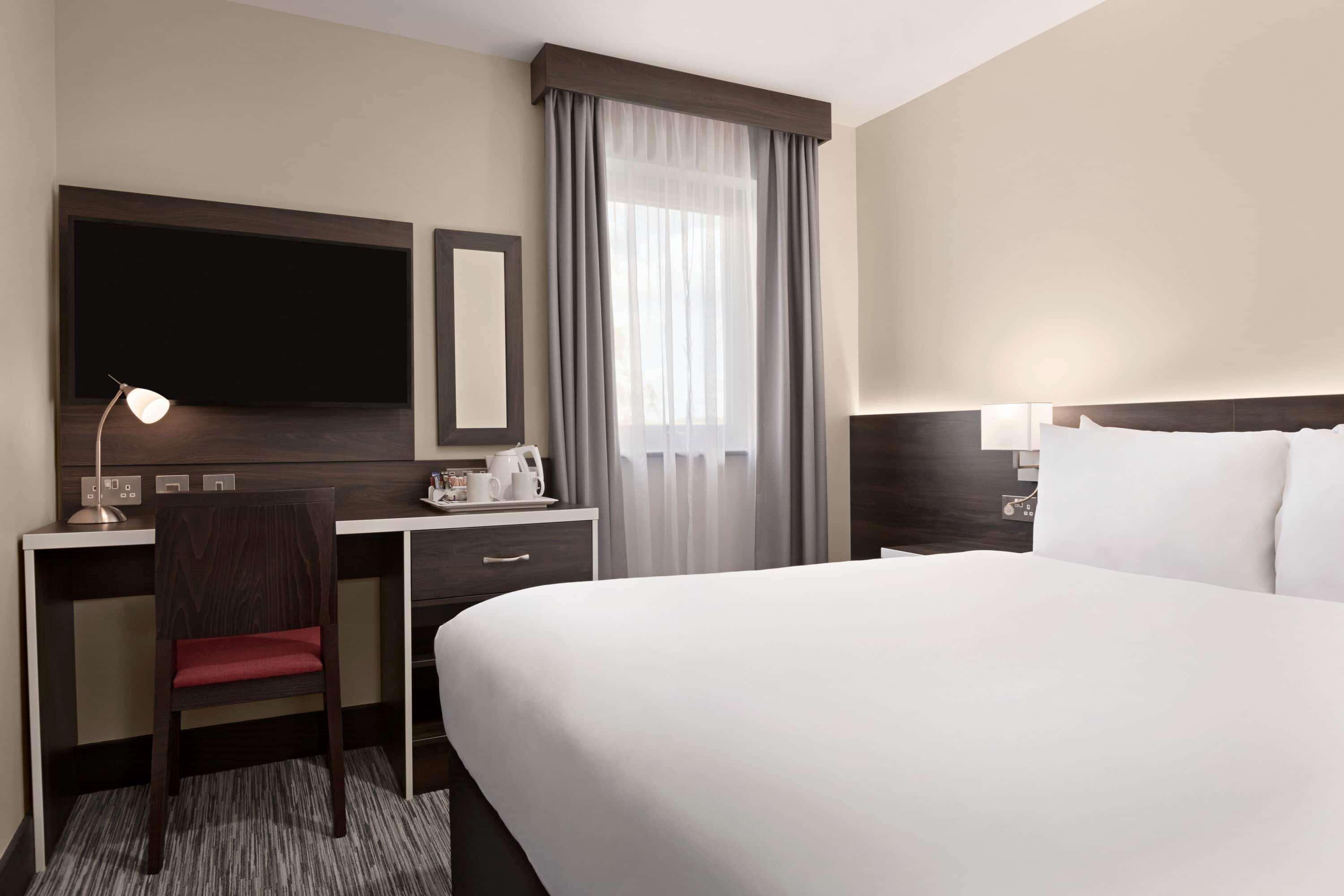 Ramada By Wyndham Cobham Hotel Екстериор снимка