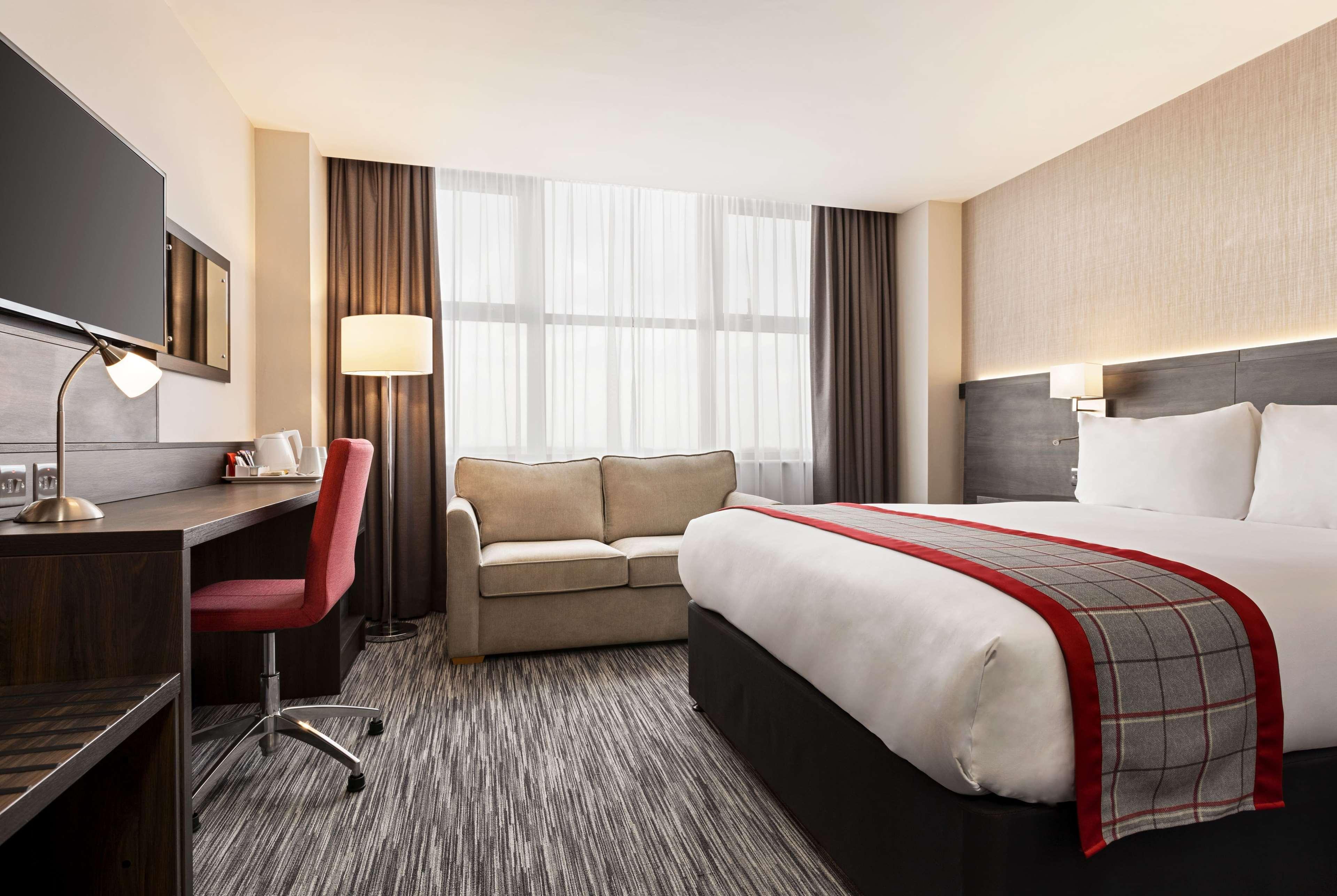 Ramada By Wyndham Cobham Hotel Екстериор снимка