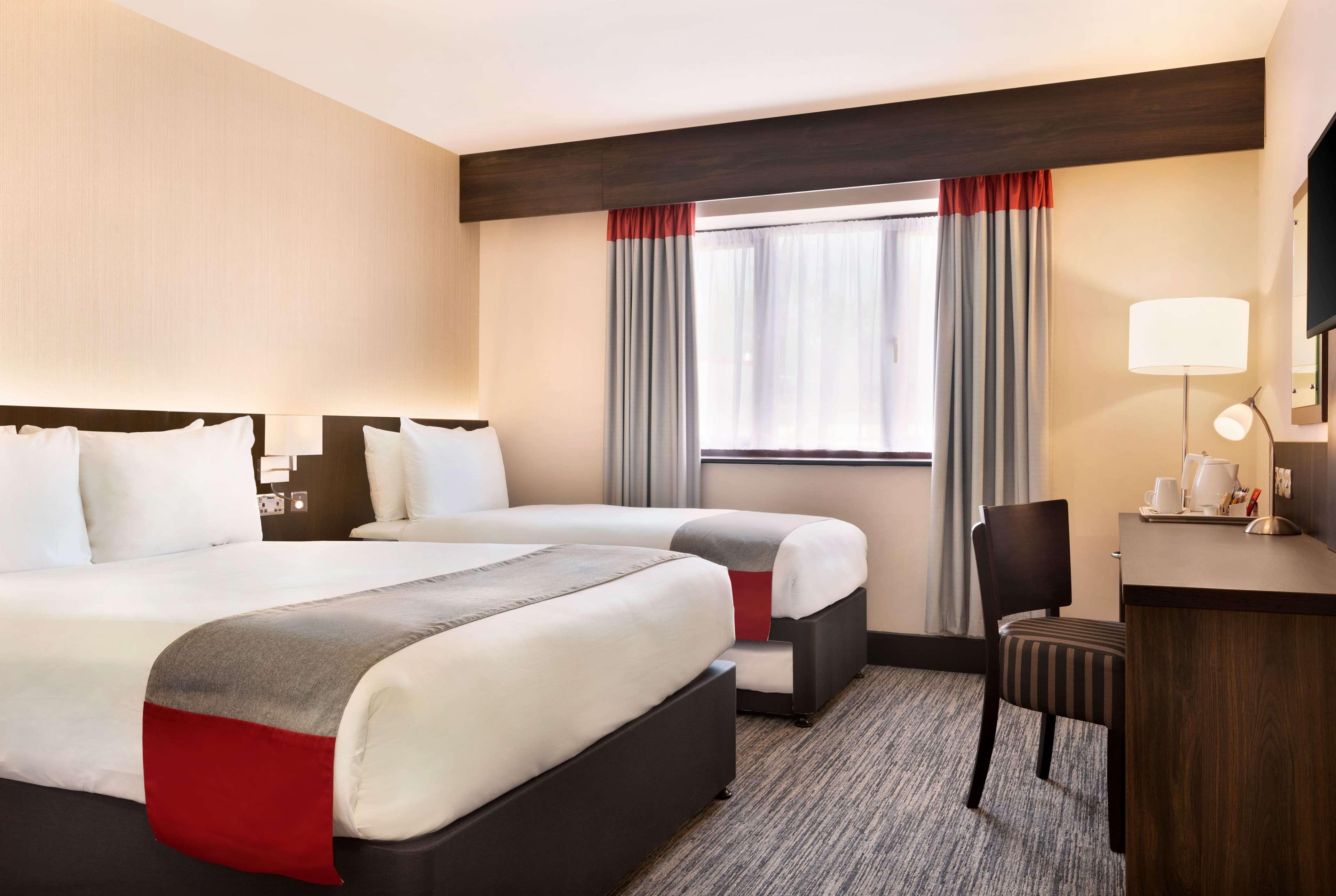 Ramada By Wyndham Cobham Hotel Екстериор снимка