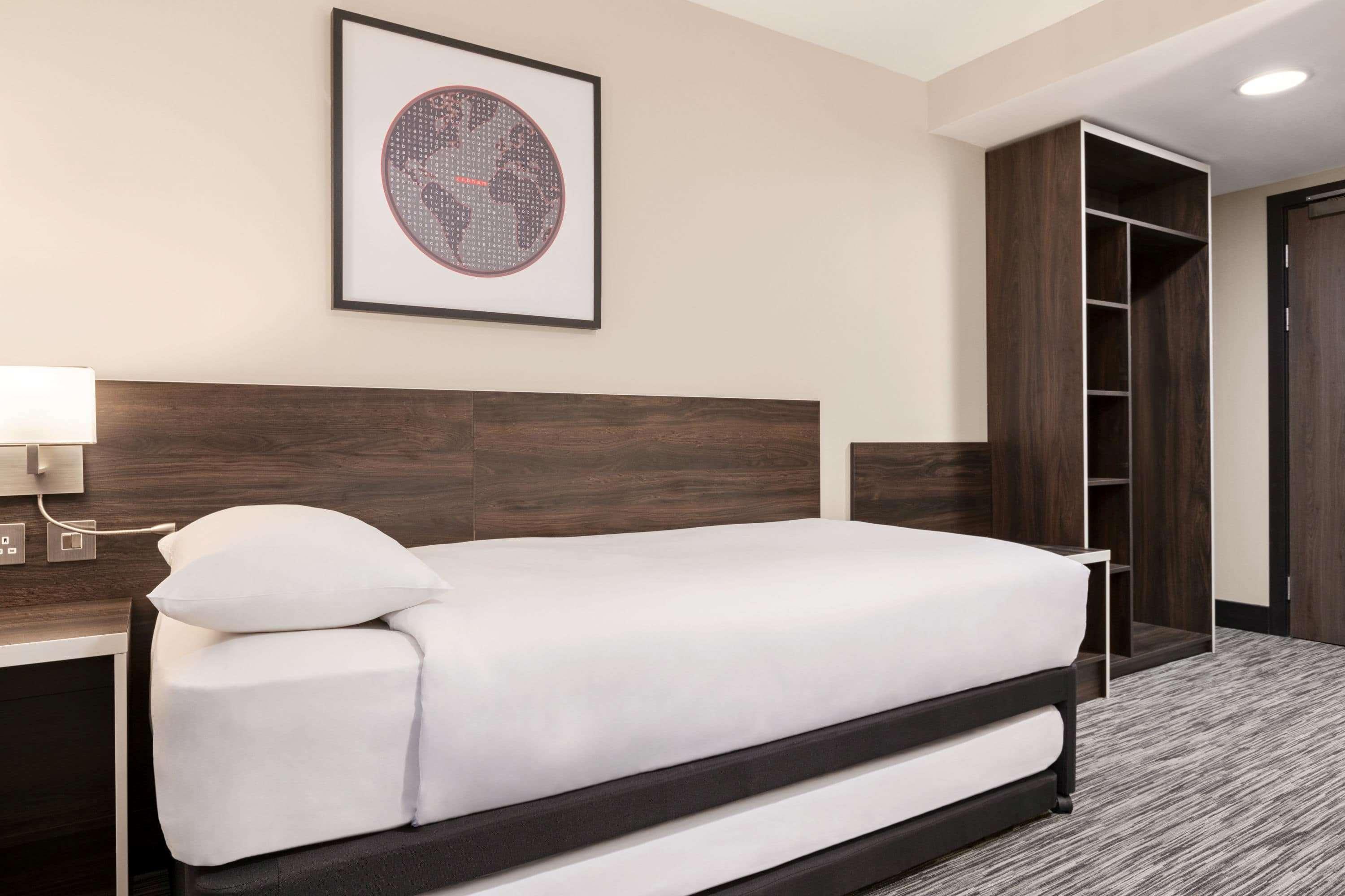 Ramada By Wyndham Cobham Hotel Екстериор снимка
