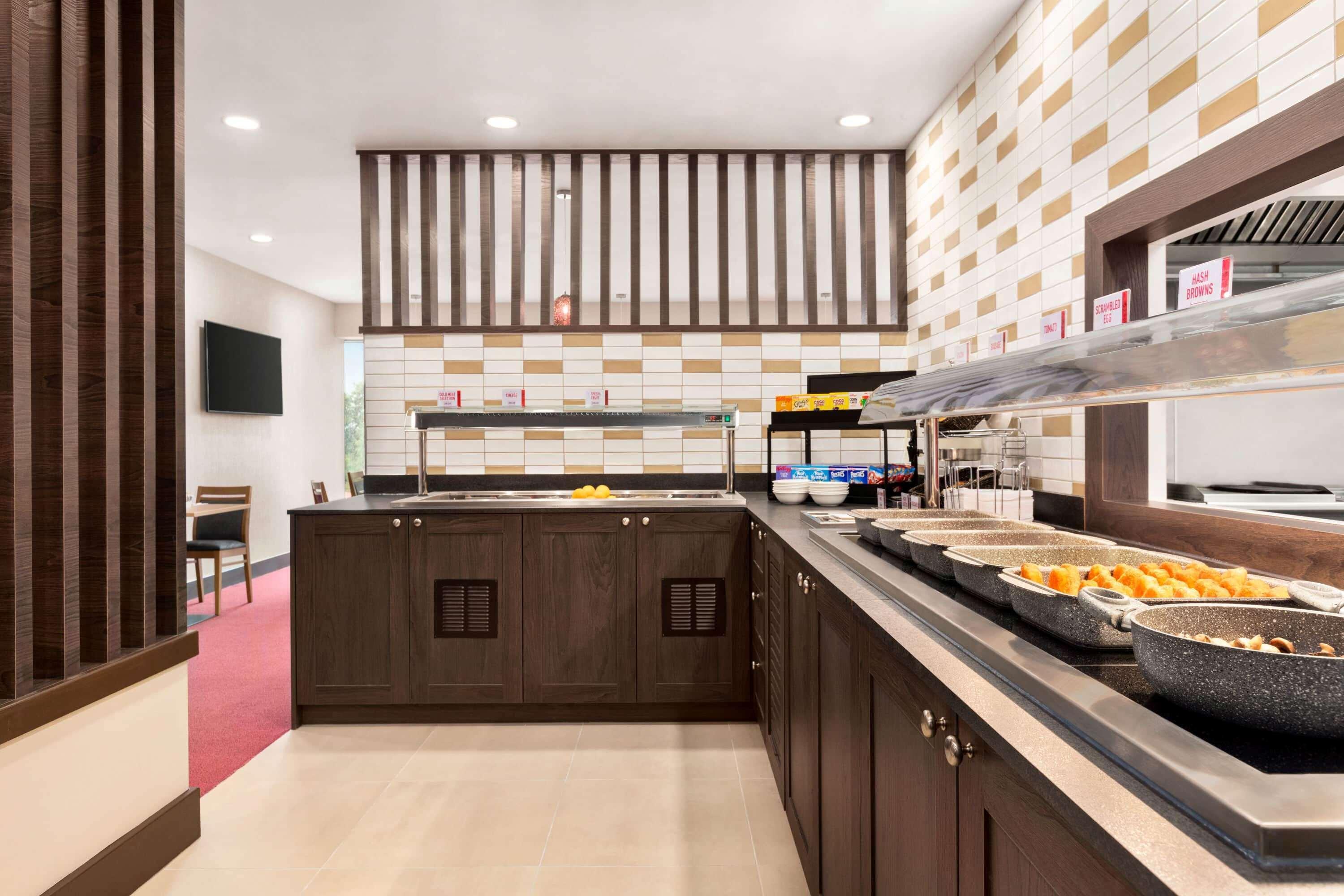 Ramada By Wyndham Cobham Hotel Екстериор снимка