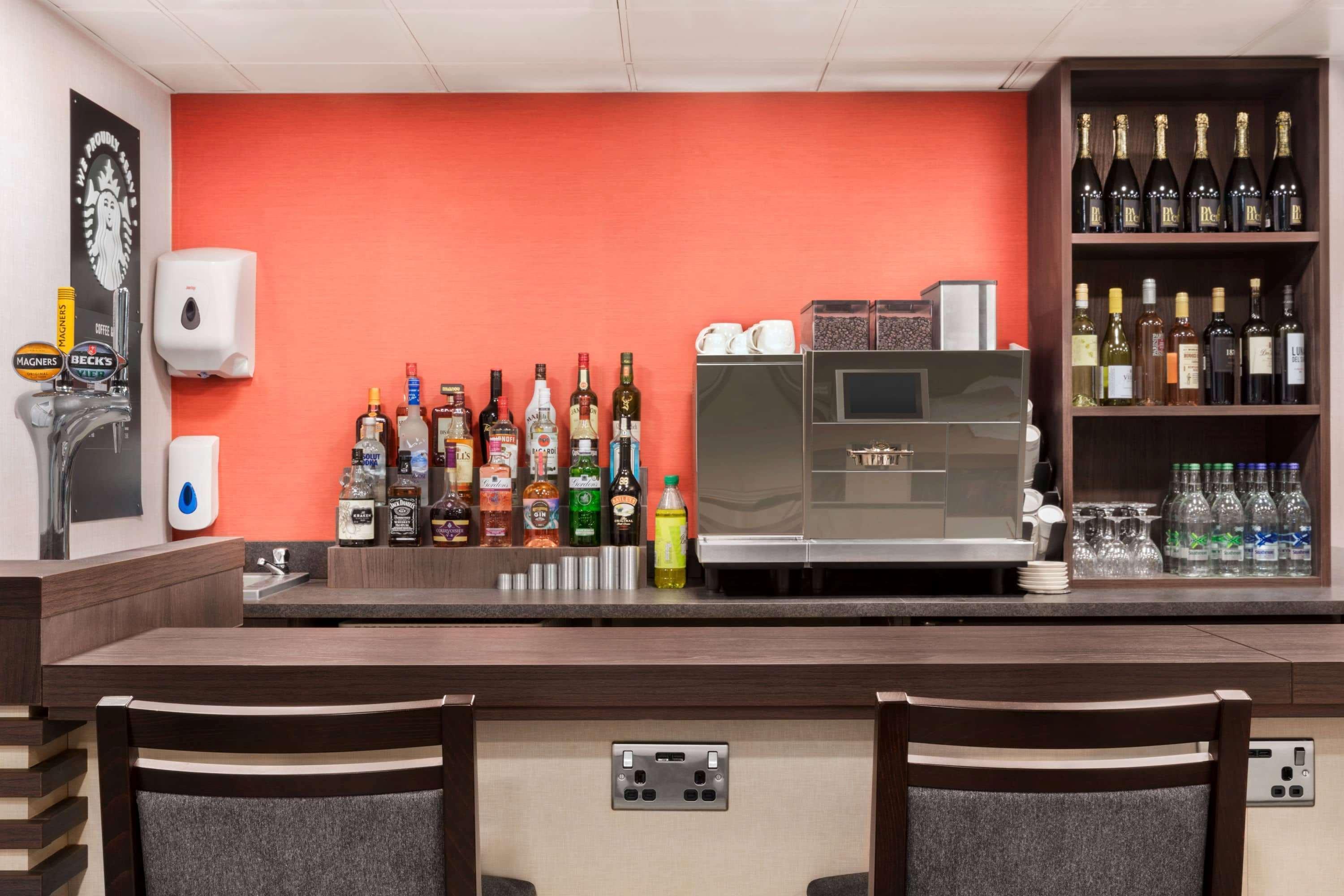 Ramada By Wyndham Cobham Hotel Екстериор снимка