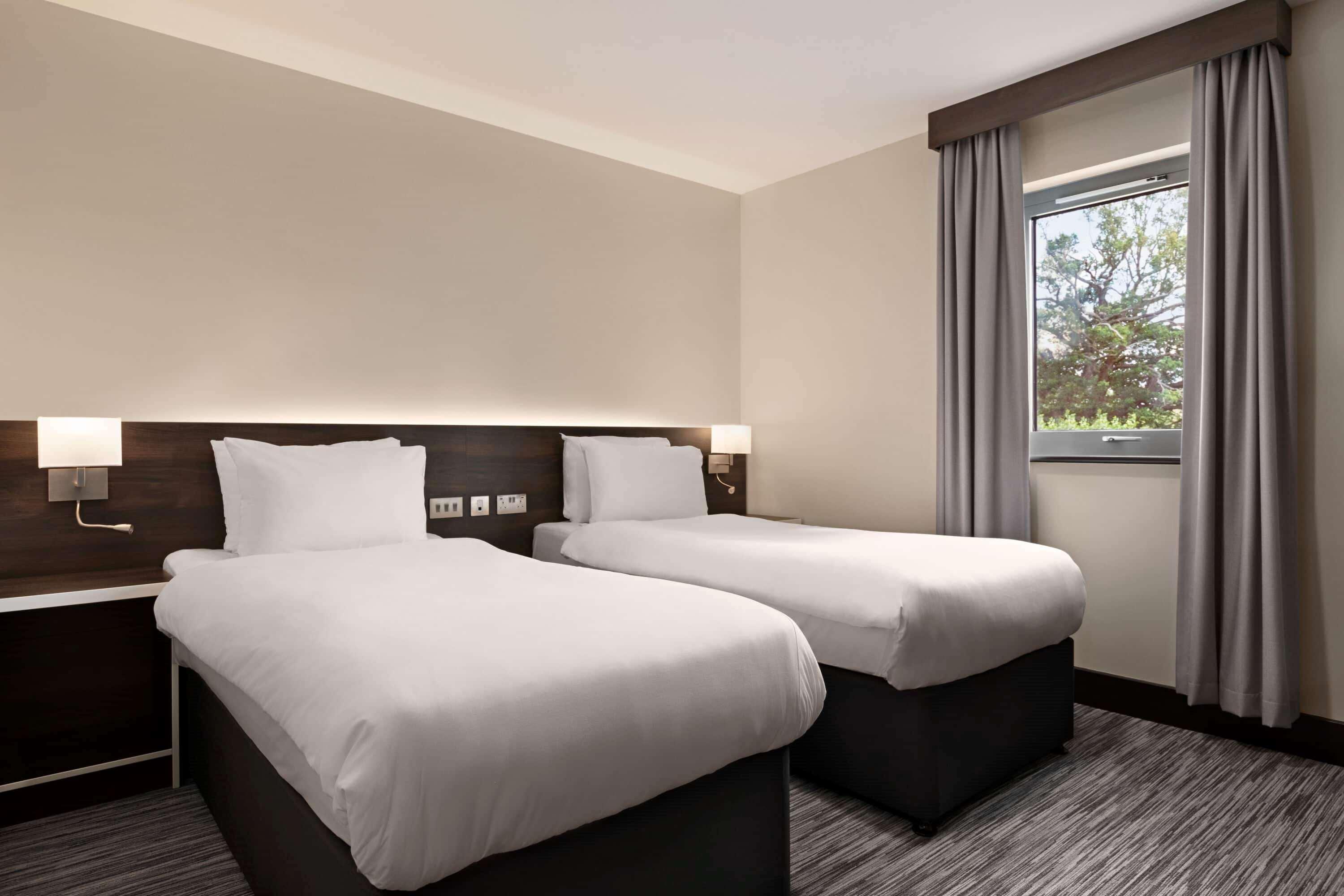 Ramada By Wyndham Cobham Hotel Екстериор снимка