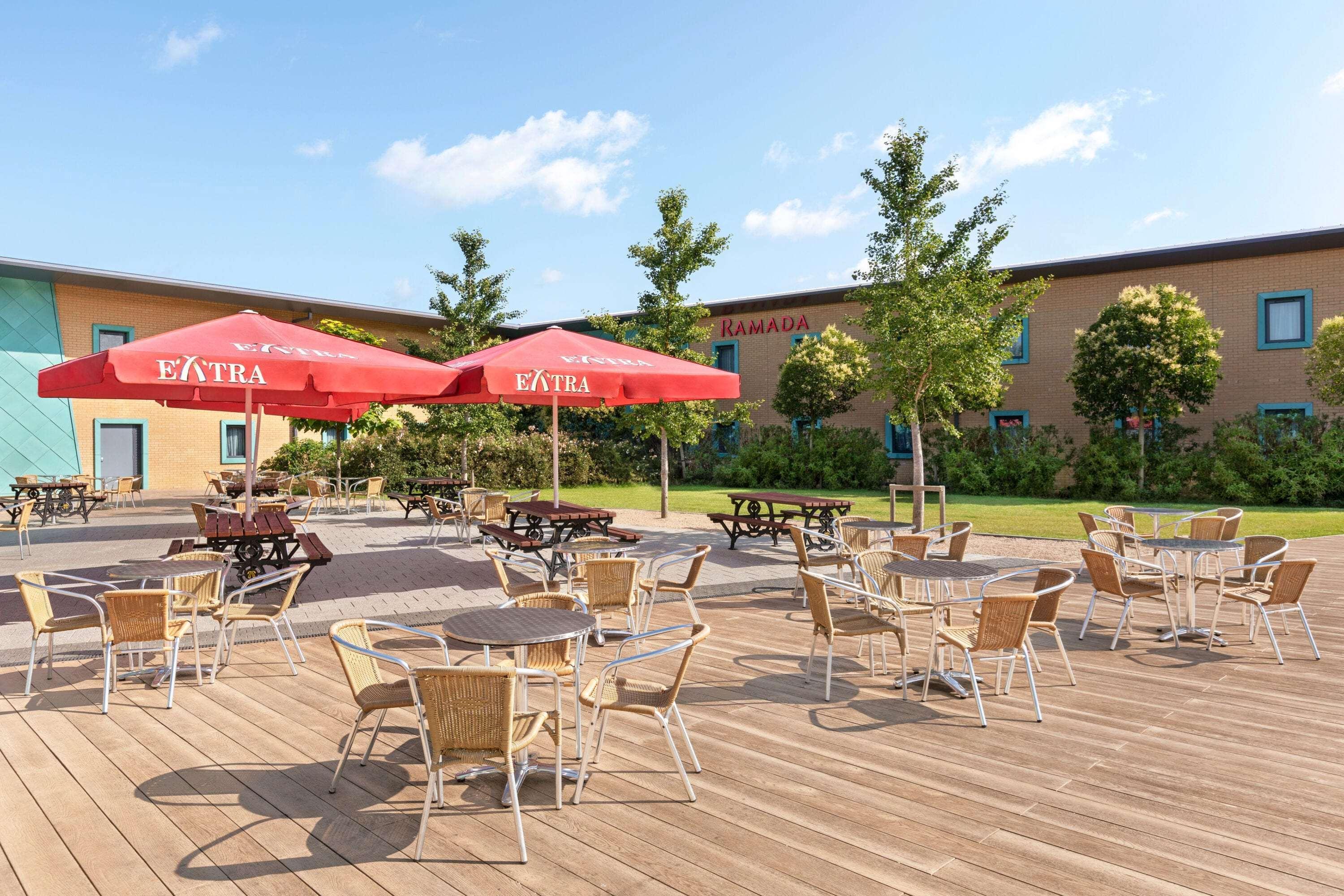Ramada By Wyndham Cobham Hotel Екстериор снимка