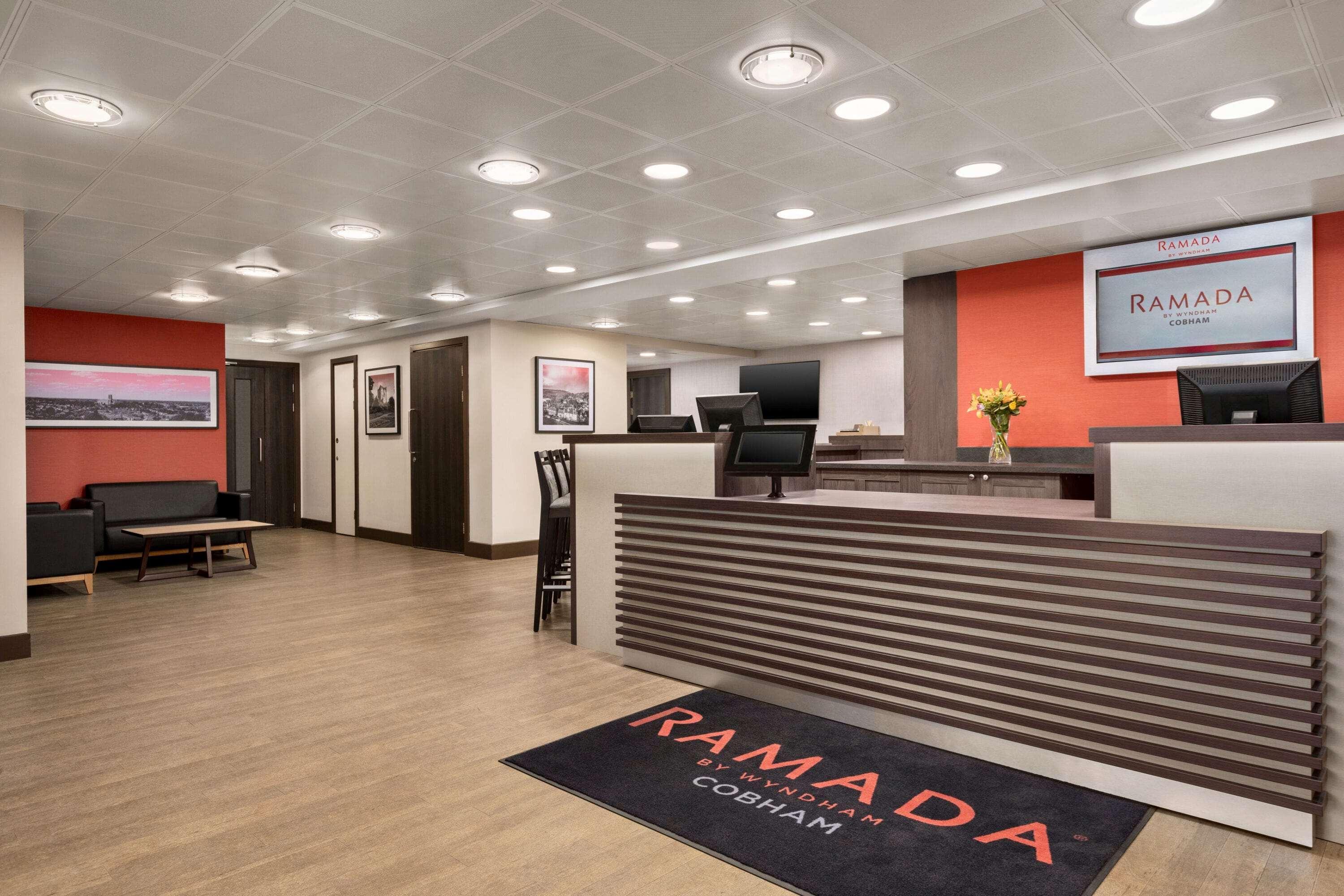 Ramada By Wyndham Cobham Hotel Екстериор снимка