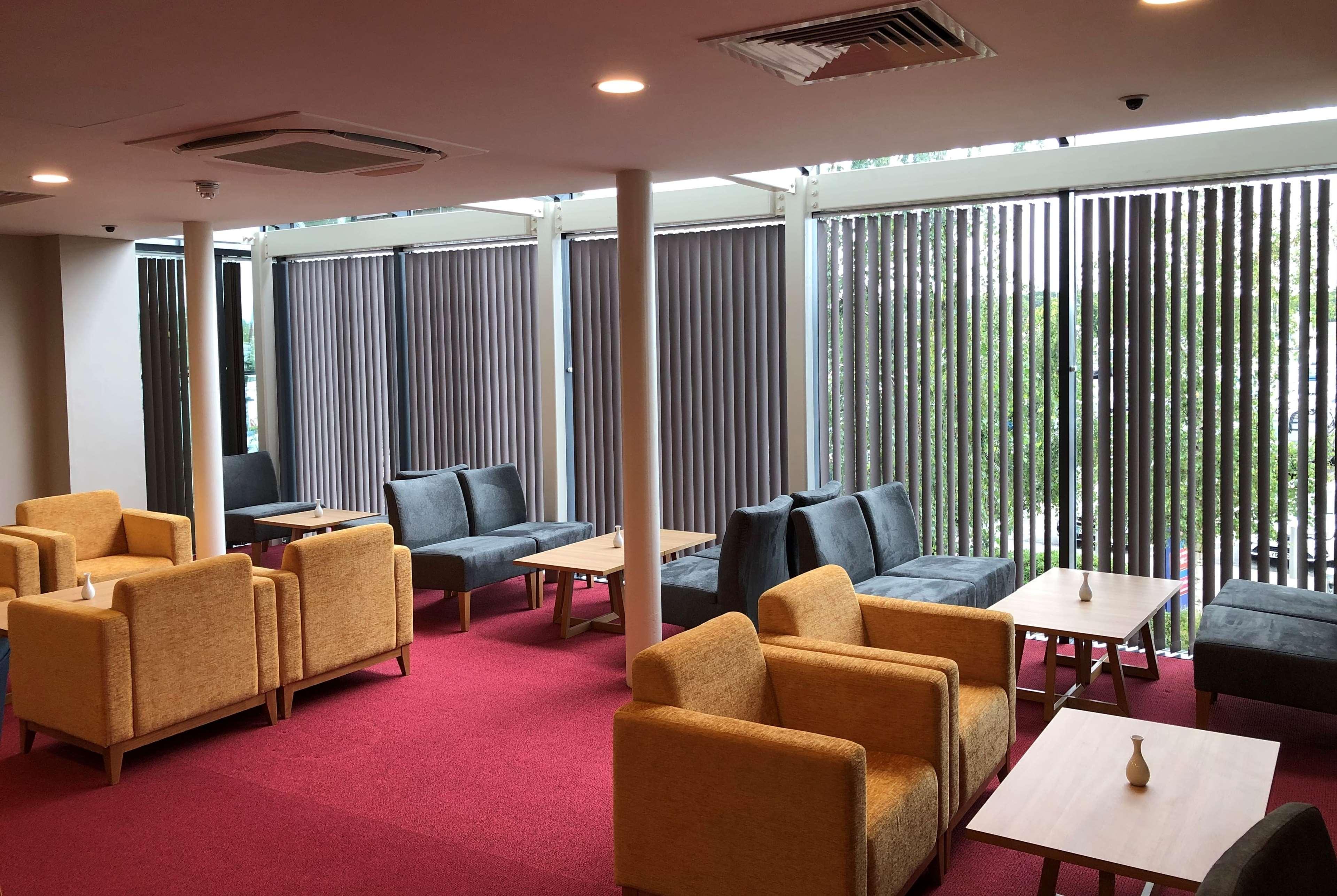 Ramada By Wyndham Cobham Hotel Екстериор снимка