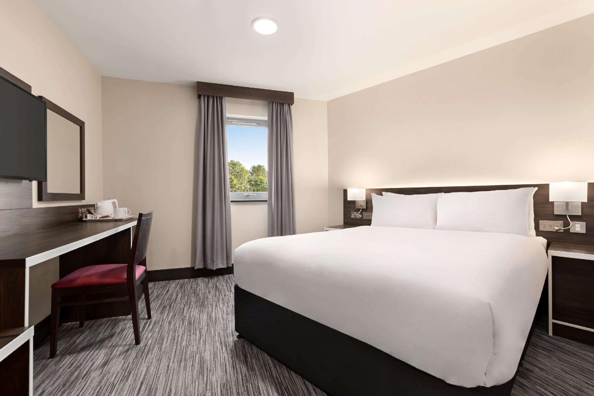 Ramada By Wyndham Cobham Hotel Екстериор снимка