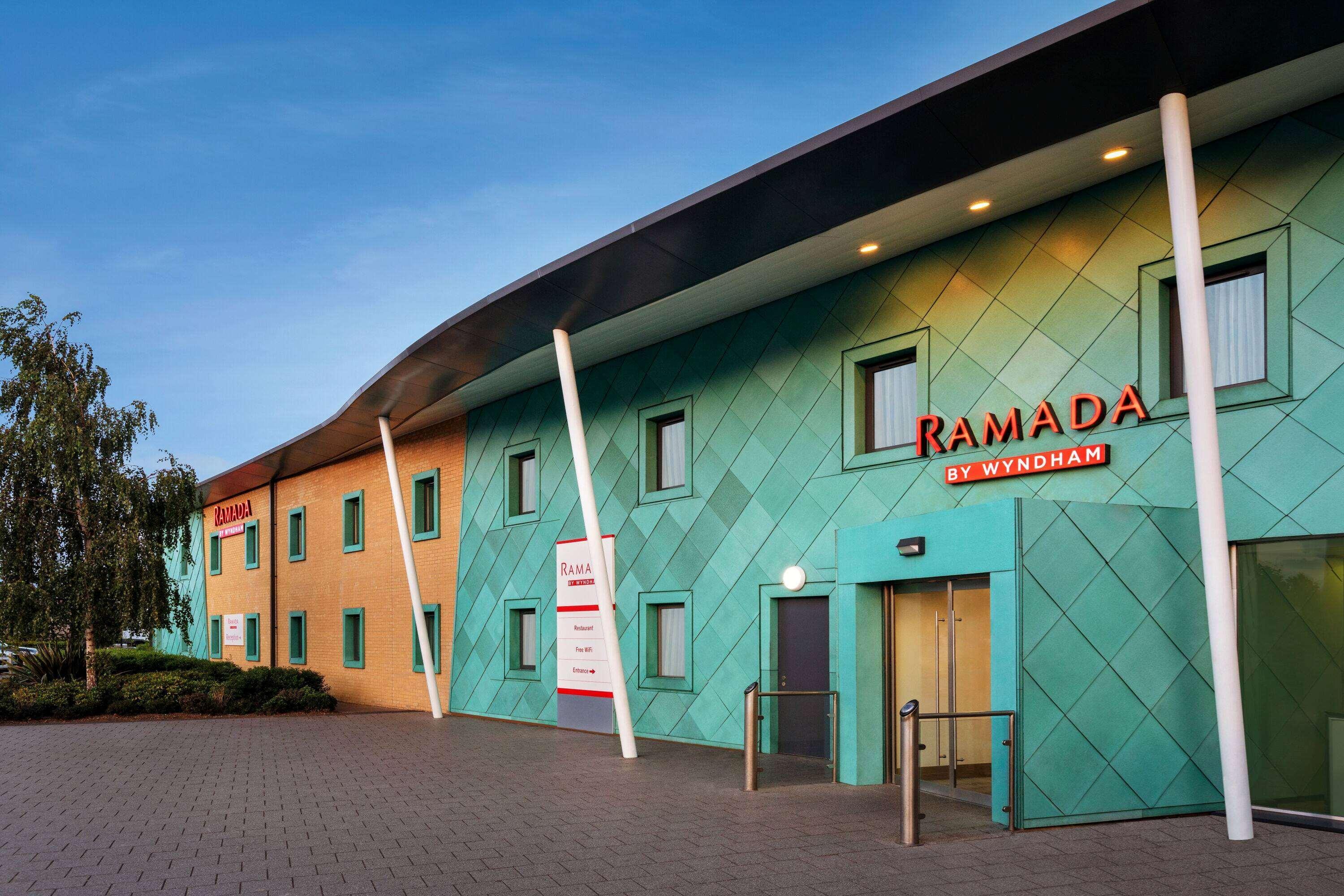 Ramada By Wyndham Cobham Hotel Екстериор снимка