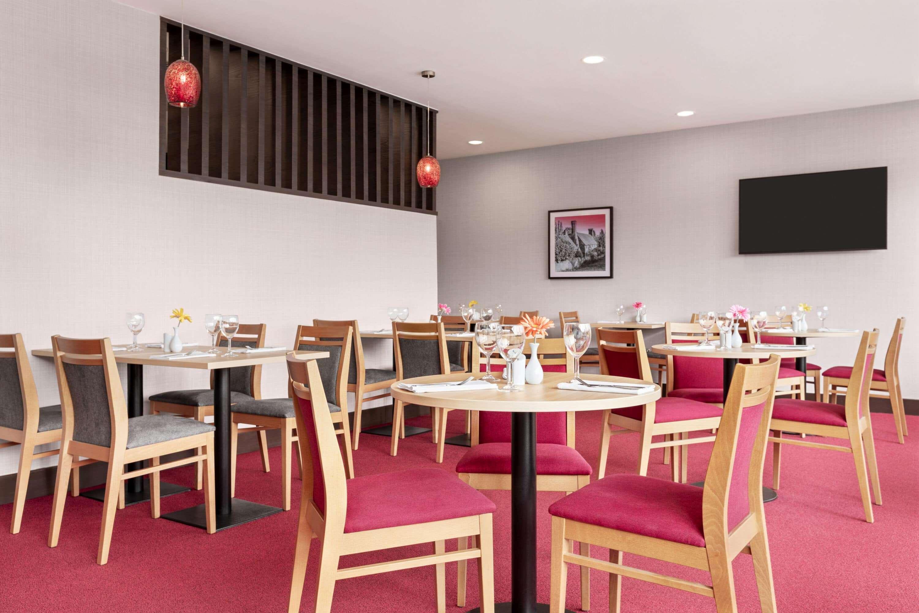Ramada By Wyndham Cobham Hotel Екстериор снимка