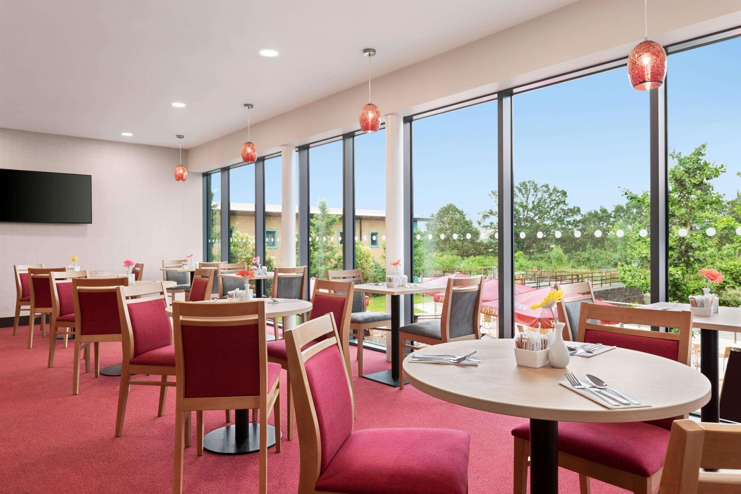 Ramada By Wyndham Cobham Hotel Екстериор снимка