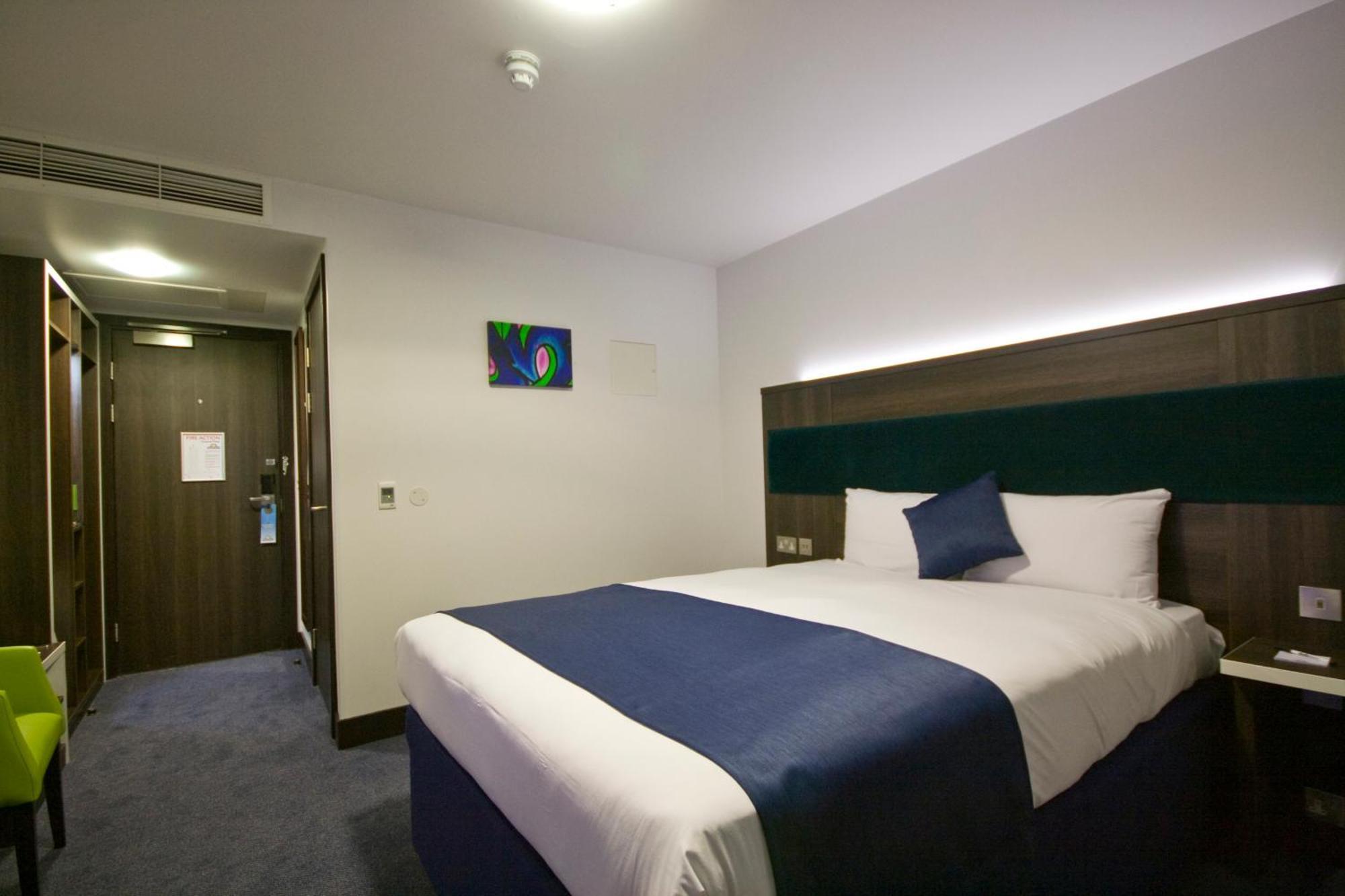 Ramada By Wyndham Cobham Hotel Екстериор снимка
