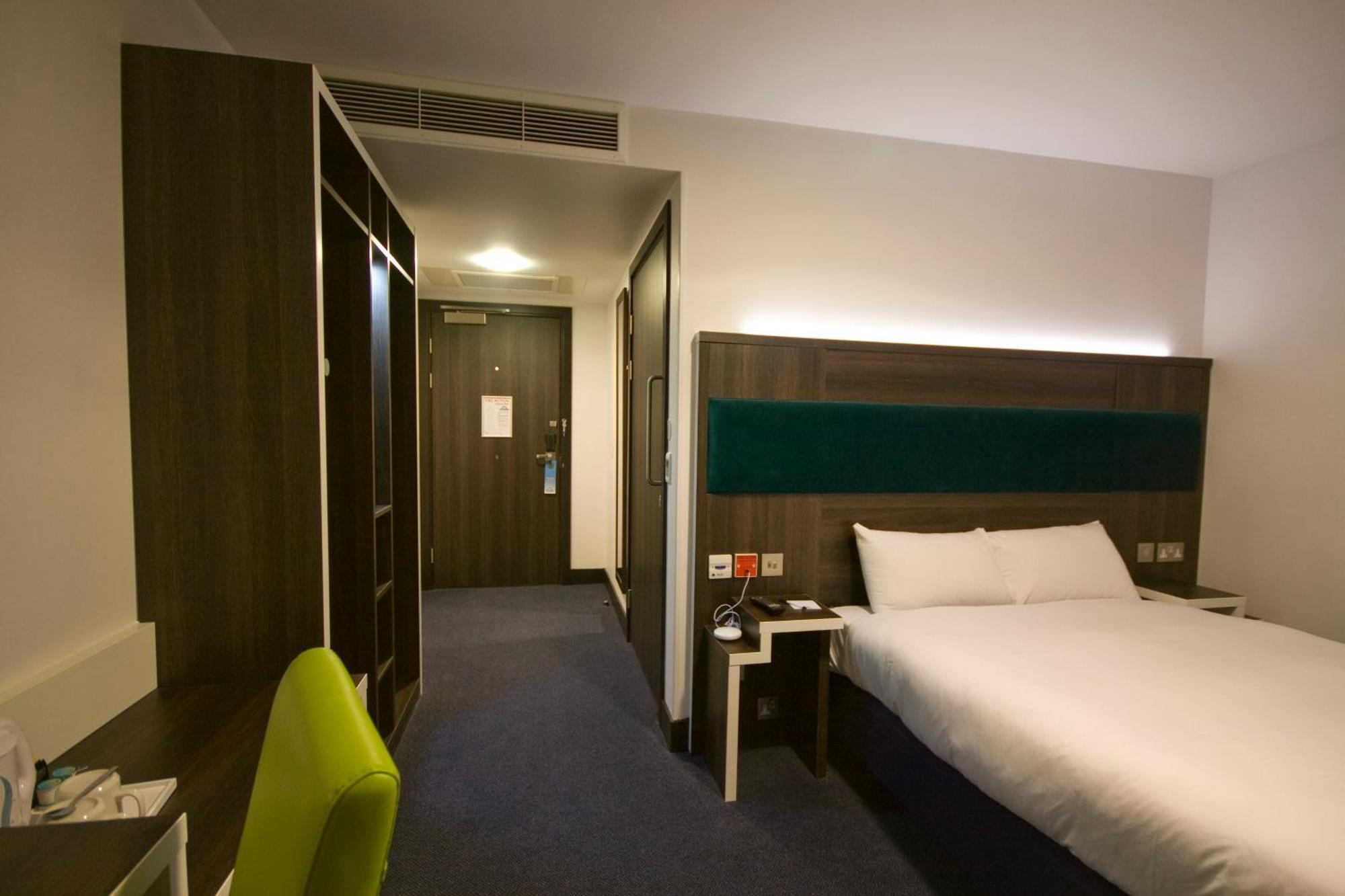 Ramada By Wyndham Cobham Hotel Екстериор снимка