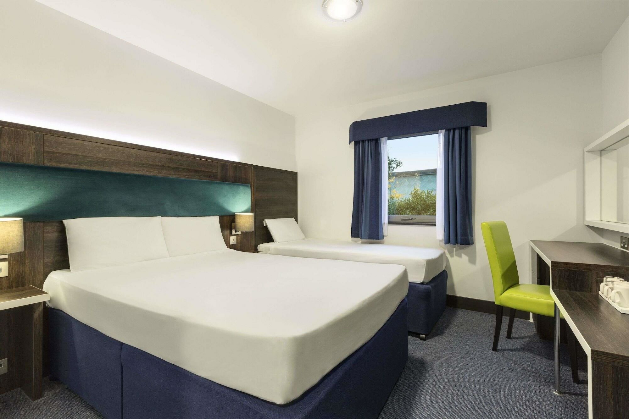 Ramada By Wyndham Cobham Hotel Екстериор снимка