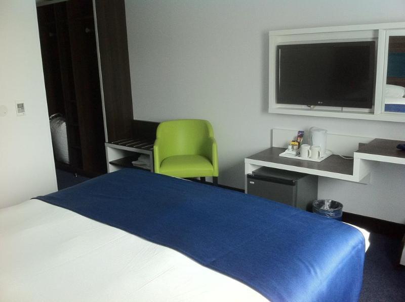 Ramada By Wyndham Cobham Hotel Екстериор снимка